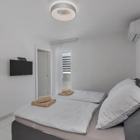 Luxury Pool With Sea View - Happy Apartmán Crikvenica