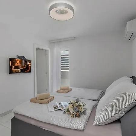 Luxury Pool With Sea View - Happy Apartamento Crikvenica