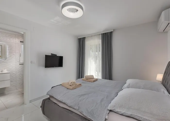 Luxury Pool With Sea View - Happy Apartmán Crikvenica